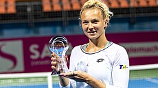 Kateina Siniaková s trofejí pro vítzku turnaje v Portoroi.