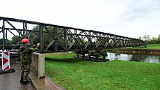 Při cvičné ukázce nasunutí mostové konstrukce přes řeku Moravu ve výcvikovém...
