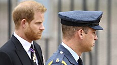 Princ Harry a následník trůnu princ William přicházejí na pohřeb své babičky...