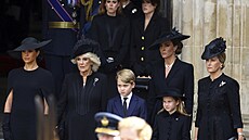 Vévodkyně Meghan, Camilla, královna choť, princ George a princezna Charlotte,...