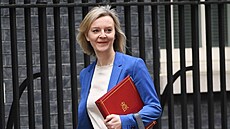 Nová britská premiérka Liz Trussová má ráda kontrasty a v doplcích minimalismus. 