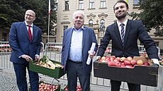 Odboráři přinesli k Úřadu vlády „poslední česká“ jablka a zeleninu. (13.9.2022)