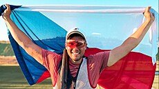 �eský st�elec Jakub Tome�ek slaví evropský titul.