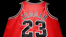 Rekordně drahý dres. Michael Jordan ho měl na sobě v prvním finálovém zápase...