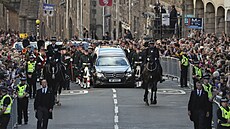 S královnou Alžbětou II. se do skotského Edinburghu přijely rozloučit tisíce...