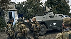 Vojáci v ukrajinském městě Izjum, které se podařilo osvobodit po rozsáhlé... | na serveru Lidovky.cz | aktuální zprávy