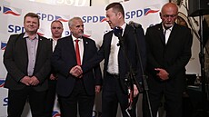 Předseda hnutí SPD Tomio Okamura si podává ruku s europoslancem Ivanem Davidem,...