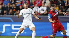 Edin Deko v dresu Interu Milán technickou stelou dává úvodní gól v utkání...