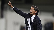 Simone Inzaghi, trenér Interu, gestikuluje bhem zápasu Ligy mistr v Plzni.