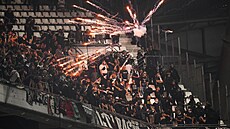 Fanou�ci Marseille hodili pyrotechniku sm�rem ke kotli p�íznivc� Frankfurtu.