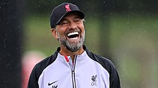 Liverpoolský trenér Jürgen Klopp se �ehní na tréninku p�ed zápasem Ligy mistr�.