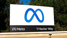 Logo u sídla společnosti Meta, která vlastní Facebook.