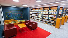 Obyvatelé msta mají k dispozici moderní knihovnu, která dokáe pln uspokojit...