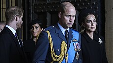 Princ Harry, vévodkyn Meghan, princ William a princezna Kate pi odchodu z...