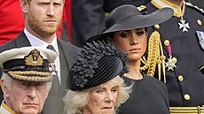 Král Karel III. královna choť Camilla, princ Harry a vévodkyně Meghan na pohřbu...