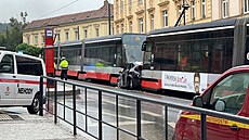 Dv� tramvaje mezi sebou v pra�ské Zenklov� ulici slisovaly auto (14. 9. 2022)