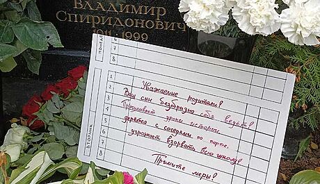 Vzkaz se u hrobu Putinových rodi na Serafimovském hbitov v Petrohrad...