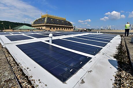 Stecha Národního divadla v Praze se solárními panely.
