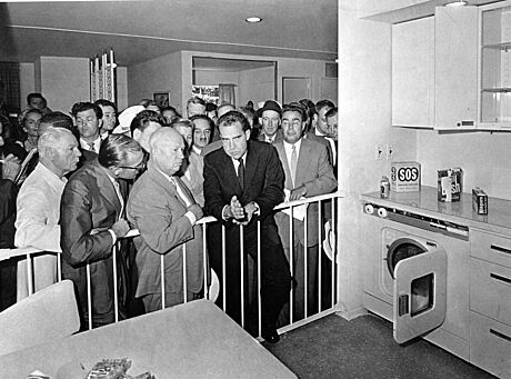 Pak ho ozáili. Nixon pi slavné kuchyské debat s Chruovem.