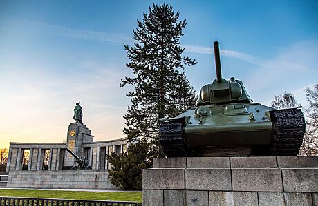 Pomník vojákm Rudé armády v berlínském Tiergartenu. Zdobí ho dokonce dva tanky...