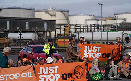 Aktivisté protestující proti tb ropy v Británii ped vjezdem do terminálu v...