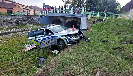 Policista pi pronásledování auta dostal smyk a skonil v ejeticích v potoce.