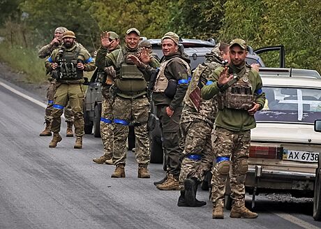 Ukrajintí vojáci na cest k frontové linii. (13. záí 2022)