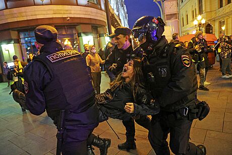 Tvrdý zásah. Moskevská policie rozbíjí demonstraci odprc Putinovy mobilizace.