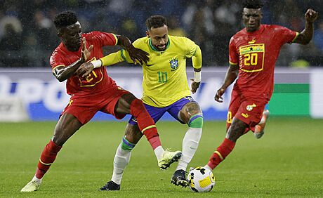 Brazilec Neymar proniká mezi Mohammedem Kudusem a Iddrisou Babou z Ghany.