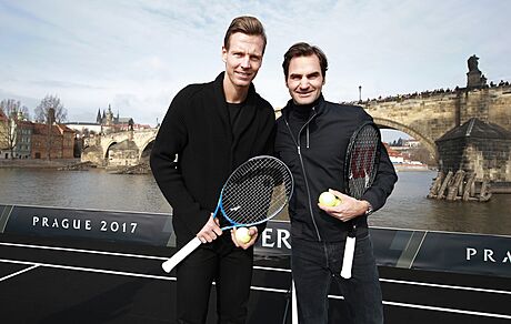 Tomá Berdych (vlevo) a Roger Federer propagovali u Karlova mostu tenisový...