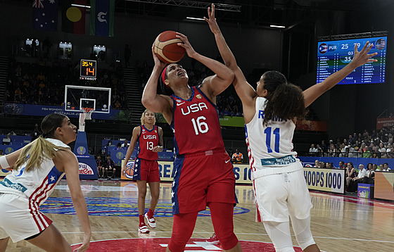 Brionna Jonesová z USA zakonuje v duelu s Portorikem.