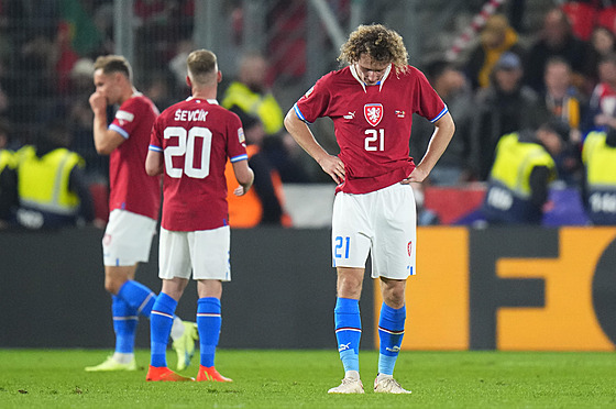 Zklamaní čeští fotbalisté po vysoké prohře s Portugalskem v Lize národů.