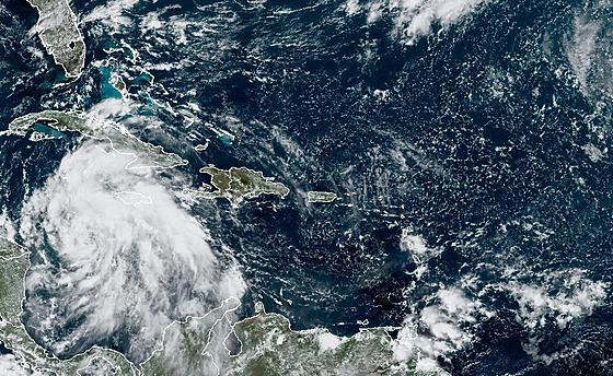 Na satelitním snímku je vidět tropická bouře Ian poblíž pobřeží Kuby. (25. září...