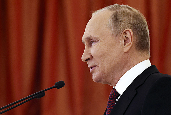Ruský prezident Vladimir Putin se v Kremlu účastní jmenování nových...