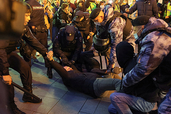 Rutí policisté v Moskv zatýkají lidi, kteí pili demonstrovat proti...