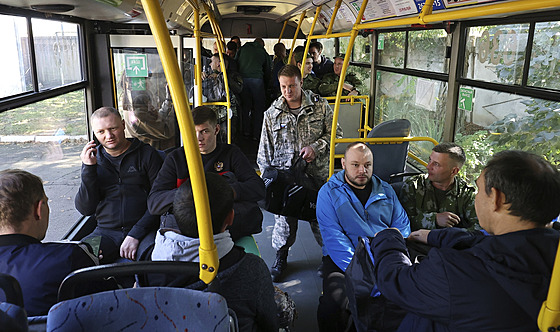 Rutí rekruti sedí v autobuse poblí vojenského náborového stediska v...
