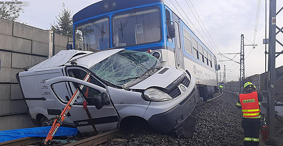Pi tragické nehod na elezniním pejezdu v Postelmov zahynul idi dodávky.