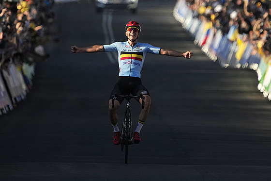 SPLNNÝ SEN. Belgický cyklista Remco Evenepoel vítzí v silniním závod na...