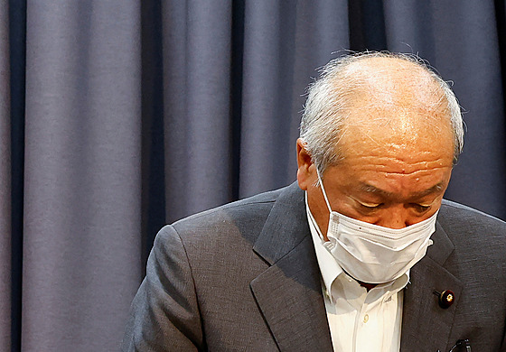 Japonský ministr financí unii Suzuki se sklopenou hlavou. Zem poprvé od roku...