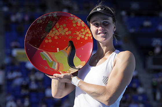 Ruska Ljudmila Samsonovová pózuje s trofejí po vítzství na turnaji v Tokiu.