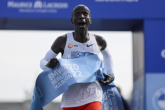 Keský vytrvalec Eliud Kipchoge probíhá cílem na Berlínském maratonu.