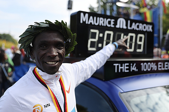 Eliud Kipchoge se usmívá v cíli Berlínského maratonu, kde vylepil vlastní...