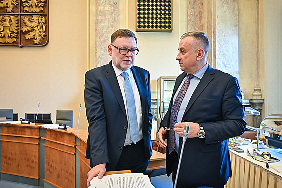 Ministr financí Zbyněk Stanjura a ministr průmyslu a obchodu Jozef Síkela. (26. září 2022)