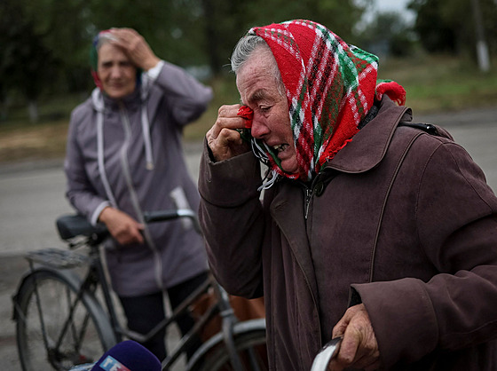 Lidé z vesnice Verbivka v Charkovské oblasti ekající na humanitární pomoc....