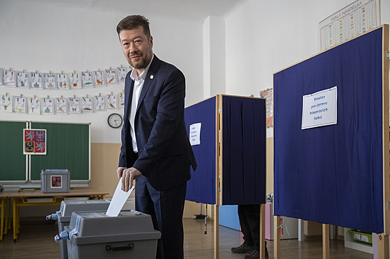Tomio Okamura odevzdal svůj hlas ve volební místnosti na Břevnově. (23. září...