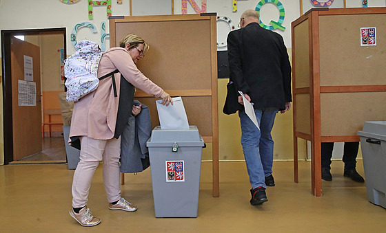 Komunální volby v okrsku 15 018 na základní škole Zdeňka Škarvady v Ostravě...