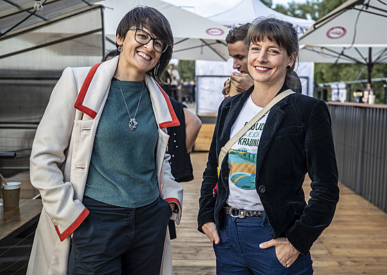 Pirátská kandidátka na senátorku Marta Martinová po boku sou�asné pirátské...