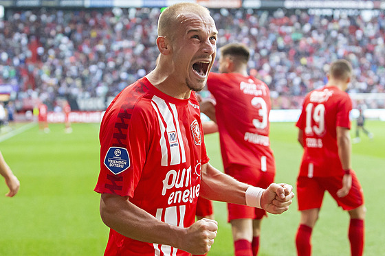 eský ofenzivní záloník Václav erný z Twente Enschede slaví gól proti PSV...