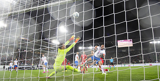 eský branká Tomá Vaclík inkasuje první gól v utkání Ligy národ ve výcarsku.