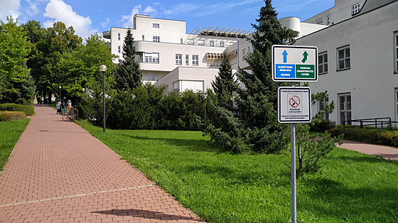 Nyní je za hlavní budovou nemocnice v Havlíčkově Brodě park se stromy a keři....